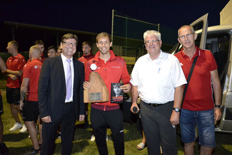 Siegerehrung mit Heinz Brennenstuhl, Vorsitzender des Fördervereins des Hegau-Jugendwerks, und dem Gailinger Bürgermeister Thomas Auer (li außen). Tobias Bertsch nahm für den 1. FC Rielasingen-Arlen den Pokal entgegen. Rechts außen der sportliche Leiter des Turniers Reinhard Grundler. Bild: Jagode